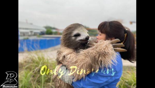 Realistic Sloth Animal Hand Puppet in vendita sul Bthemonster.com
