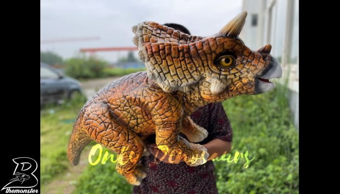 Vivid Baby Triceratops Dino Hand Puppet in vendita sul Bthemonster.com